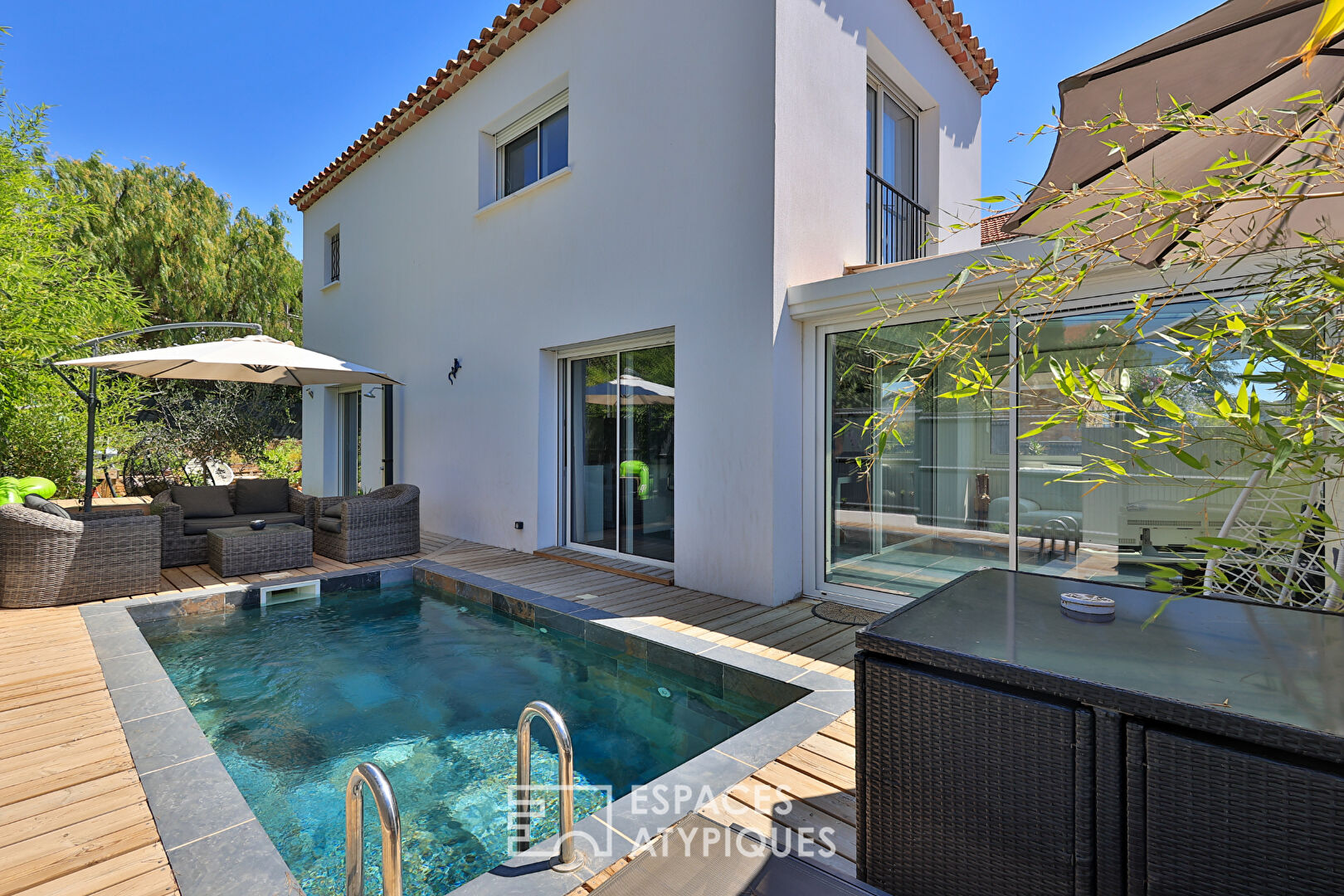 Contemporary house with its Balinese basin