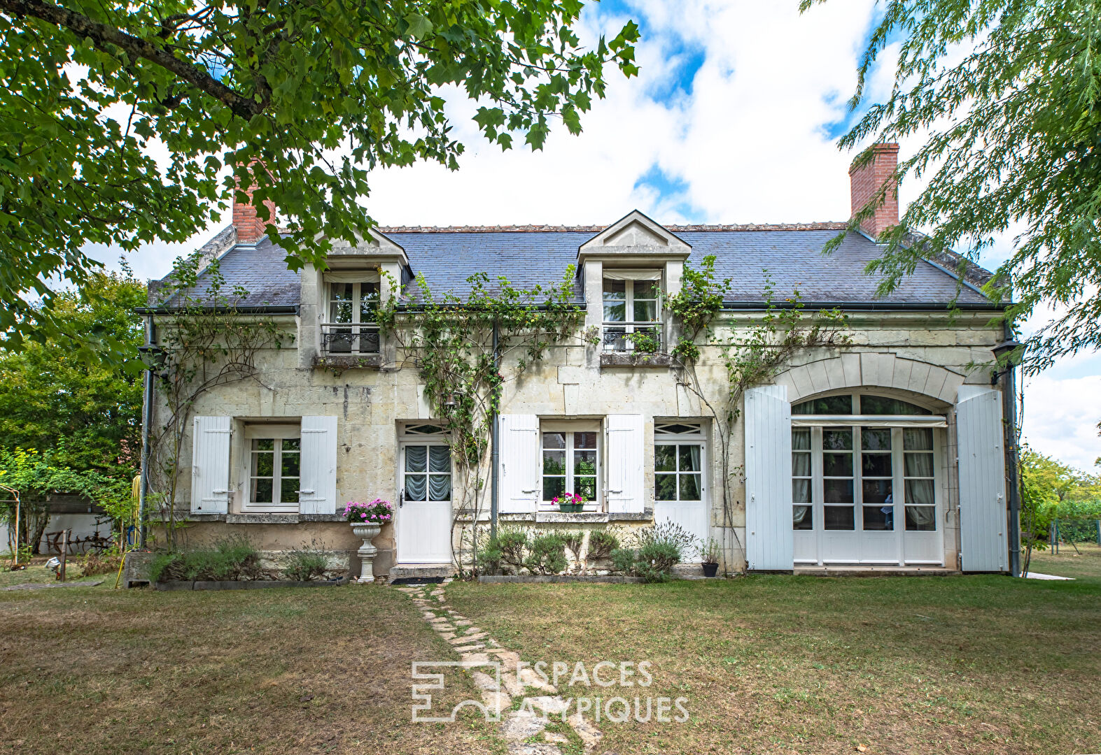Maison au charme bucolique avec dépendances
