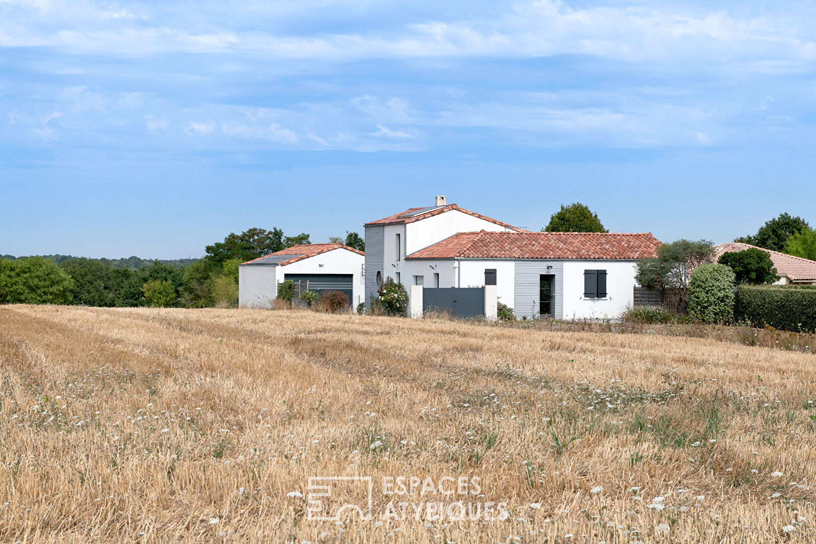 Maison moderne en campagne