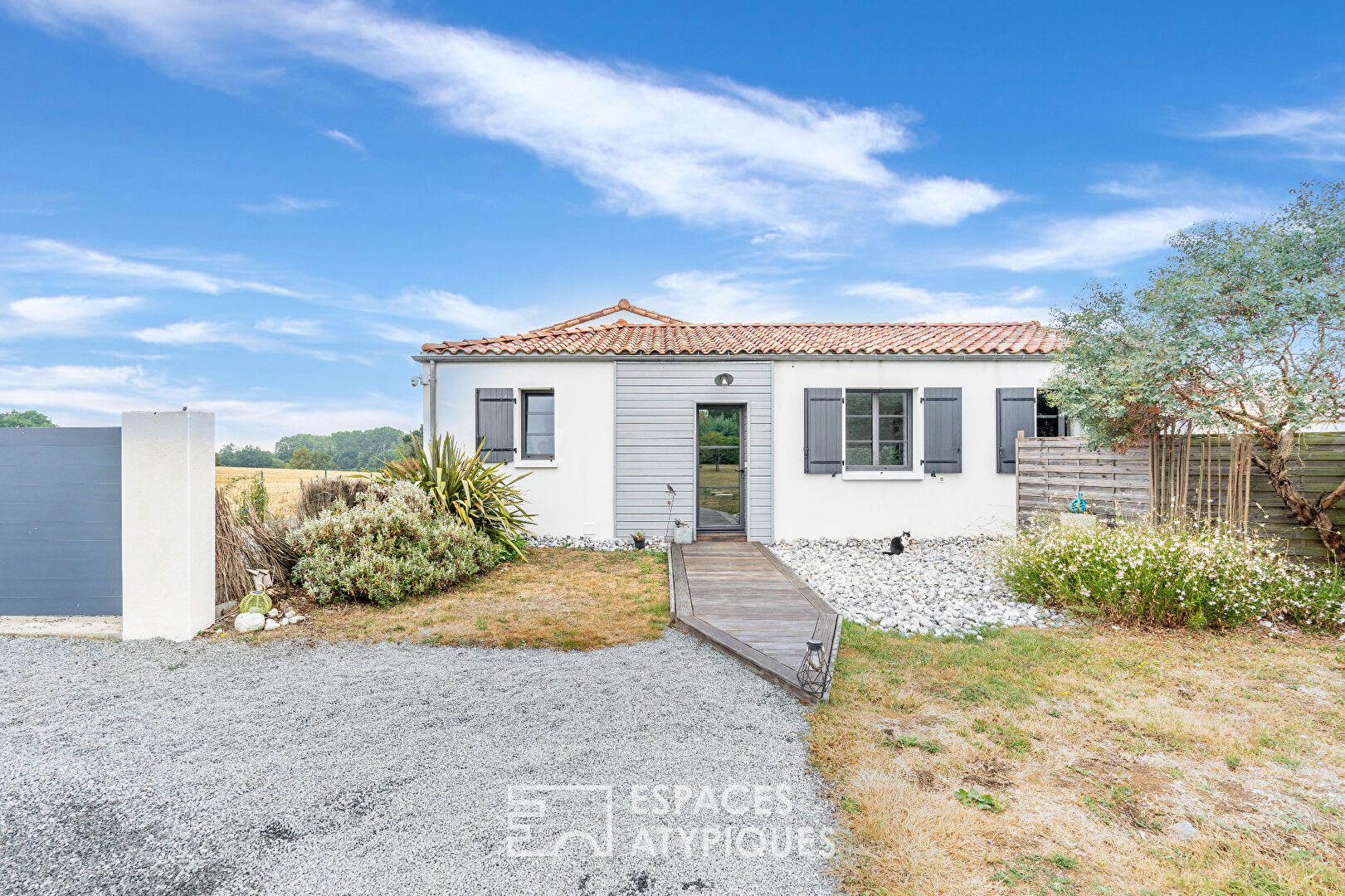 Maison moderne en campagne