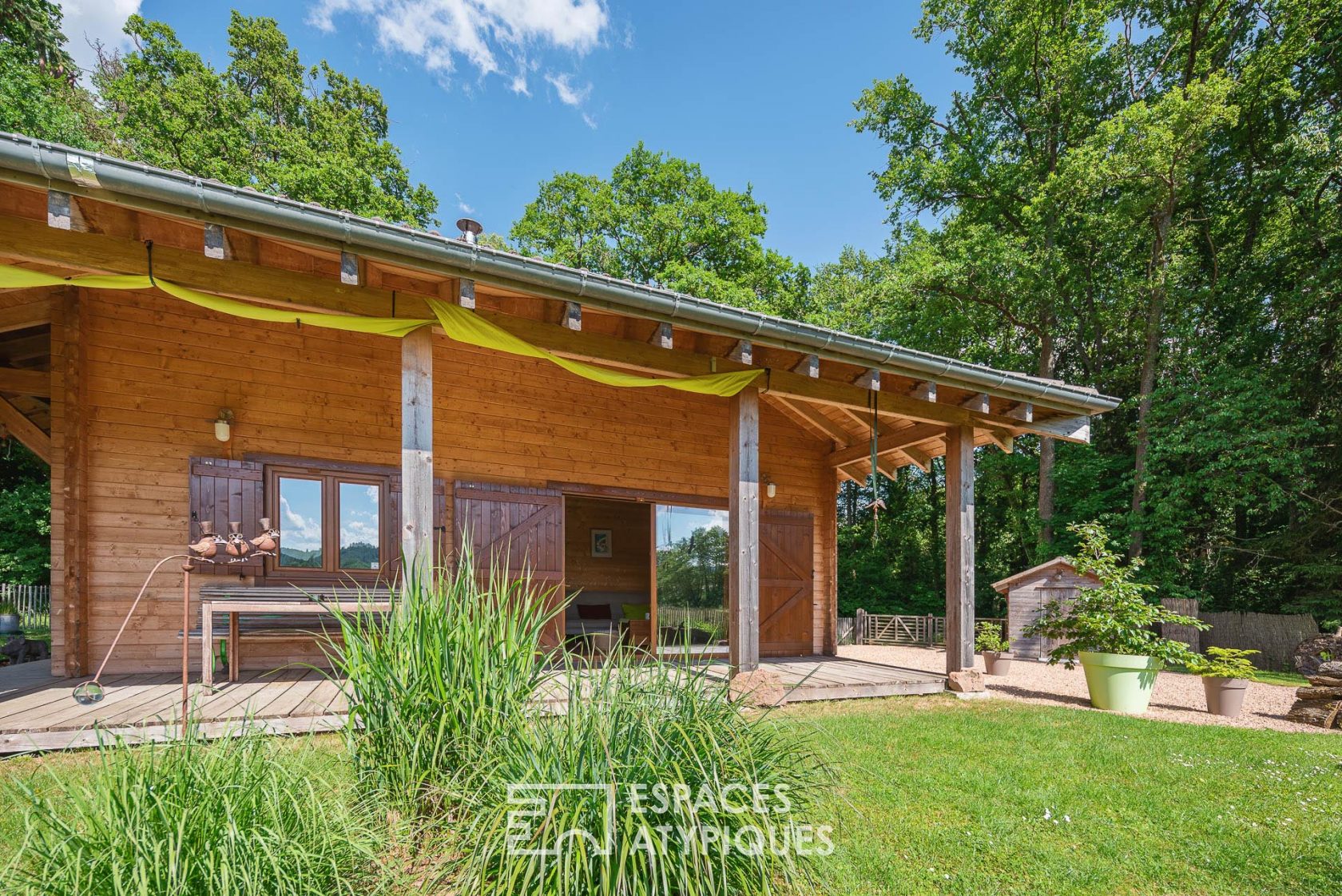 Chalet ressourçant en lisière de forêt