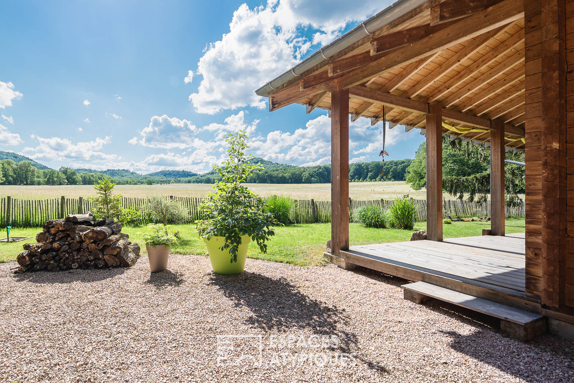 Chalet ressourçant en lisière de forêt