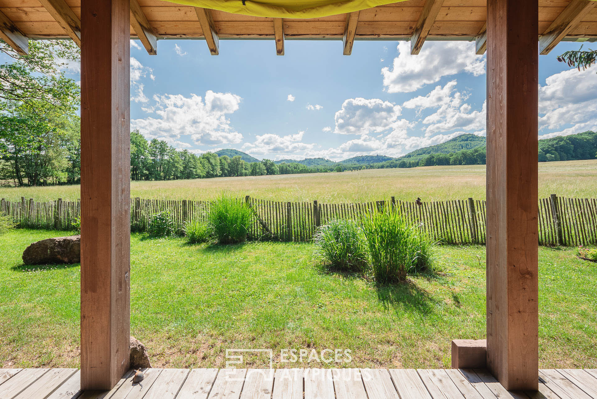 Chalet ressourçant en lisière de forêt