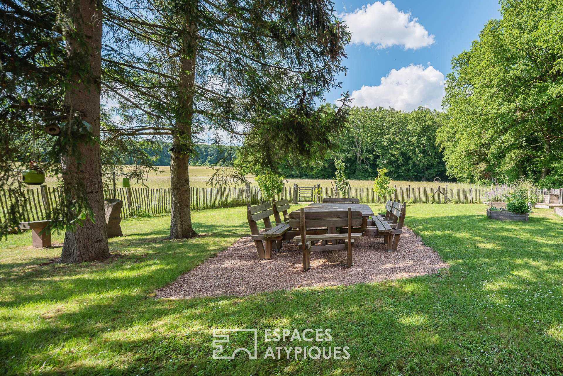 Chalet ressourçant en lisière de forêt