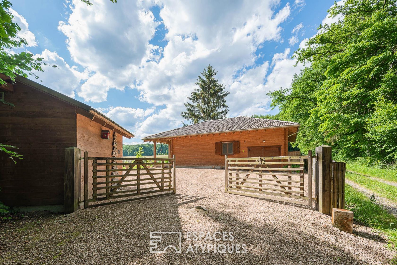 Chalet ressourçant en lisière de forêt