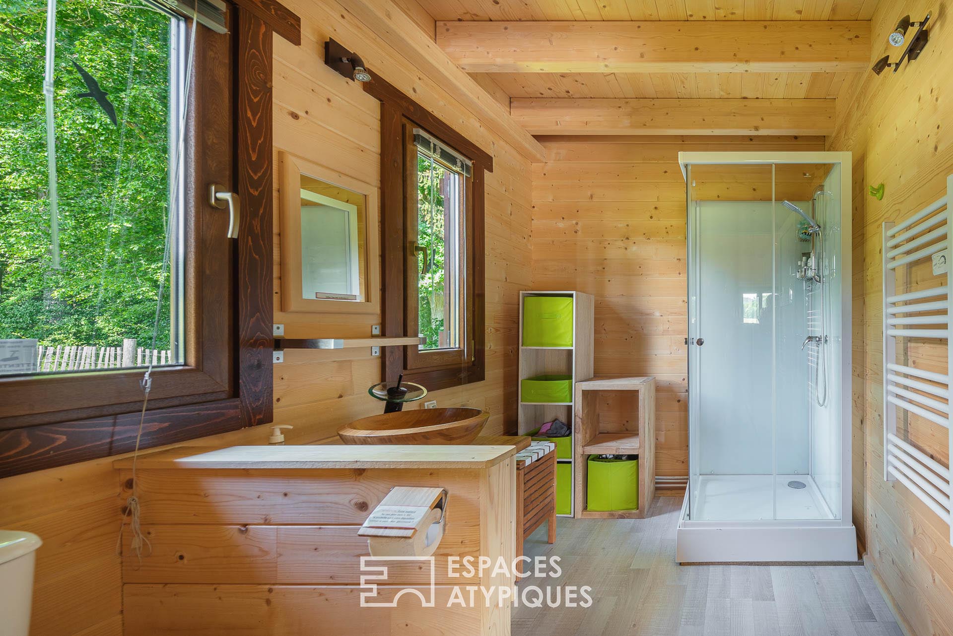 Chalet ressourçant en lisière de forêt