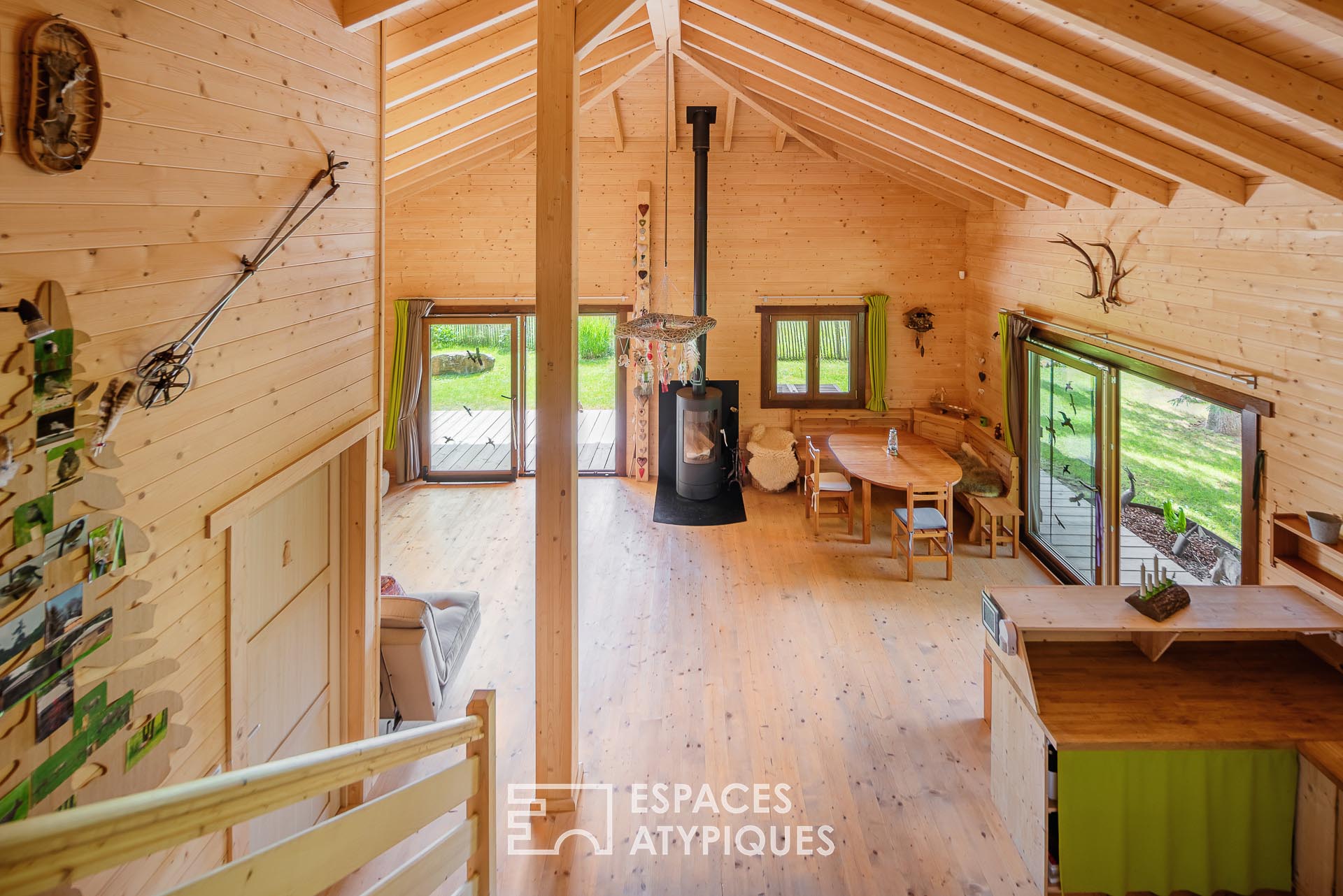 Chalet ressourçant en lisière de forêt