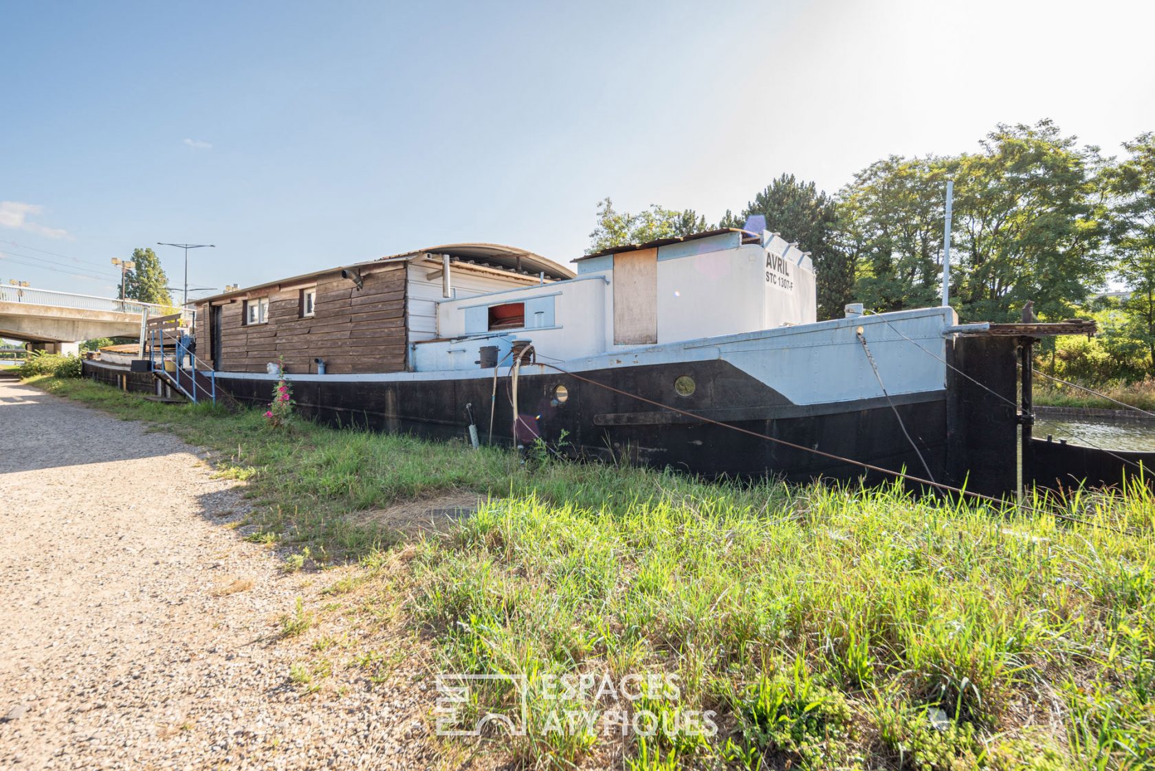 Freycinet barge and its open-air terrace