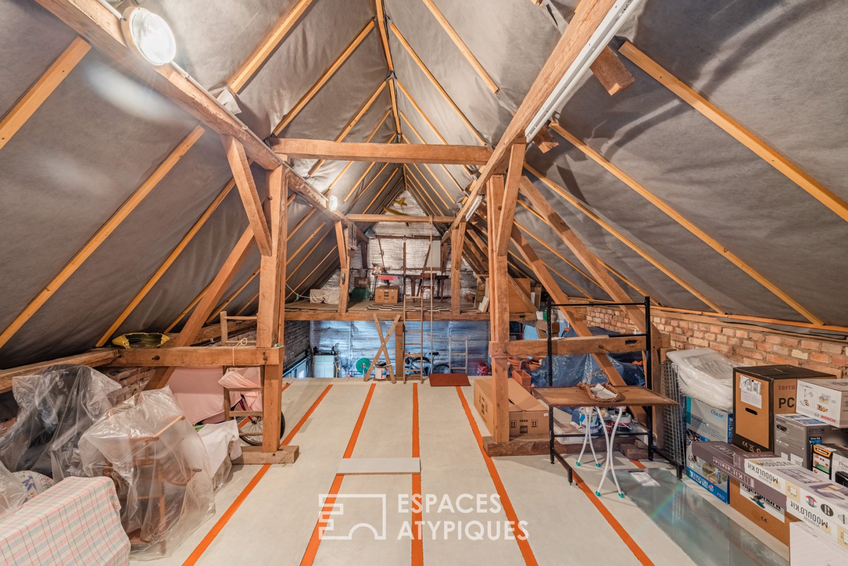 Corps de ferme rénové avec piscine