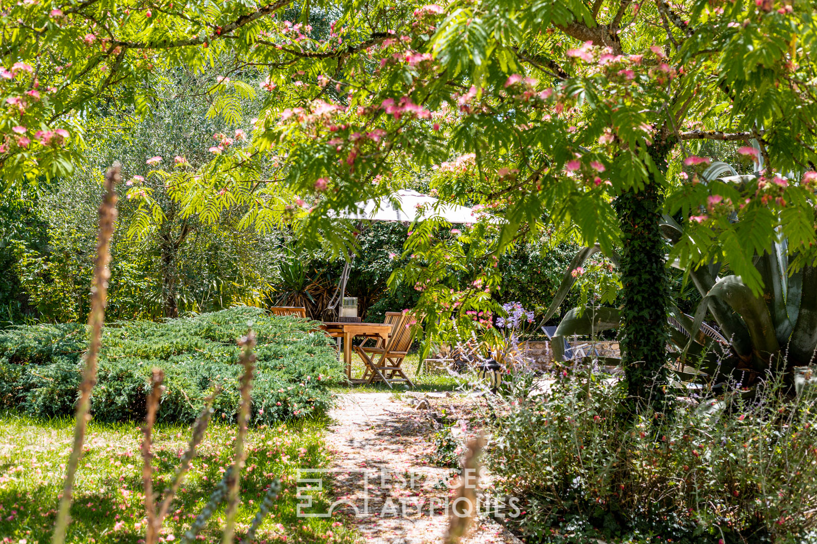 Charentaise de charme au jardin paysagé