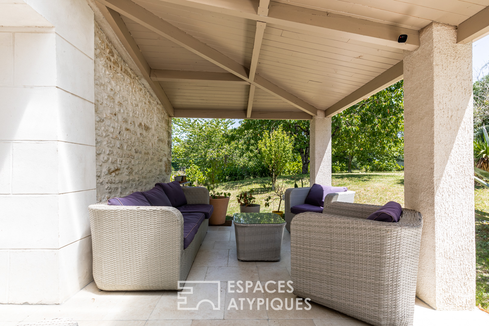 Charentaise de charme au jardin paysagé