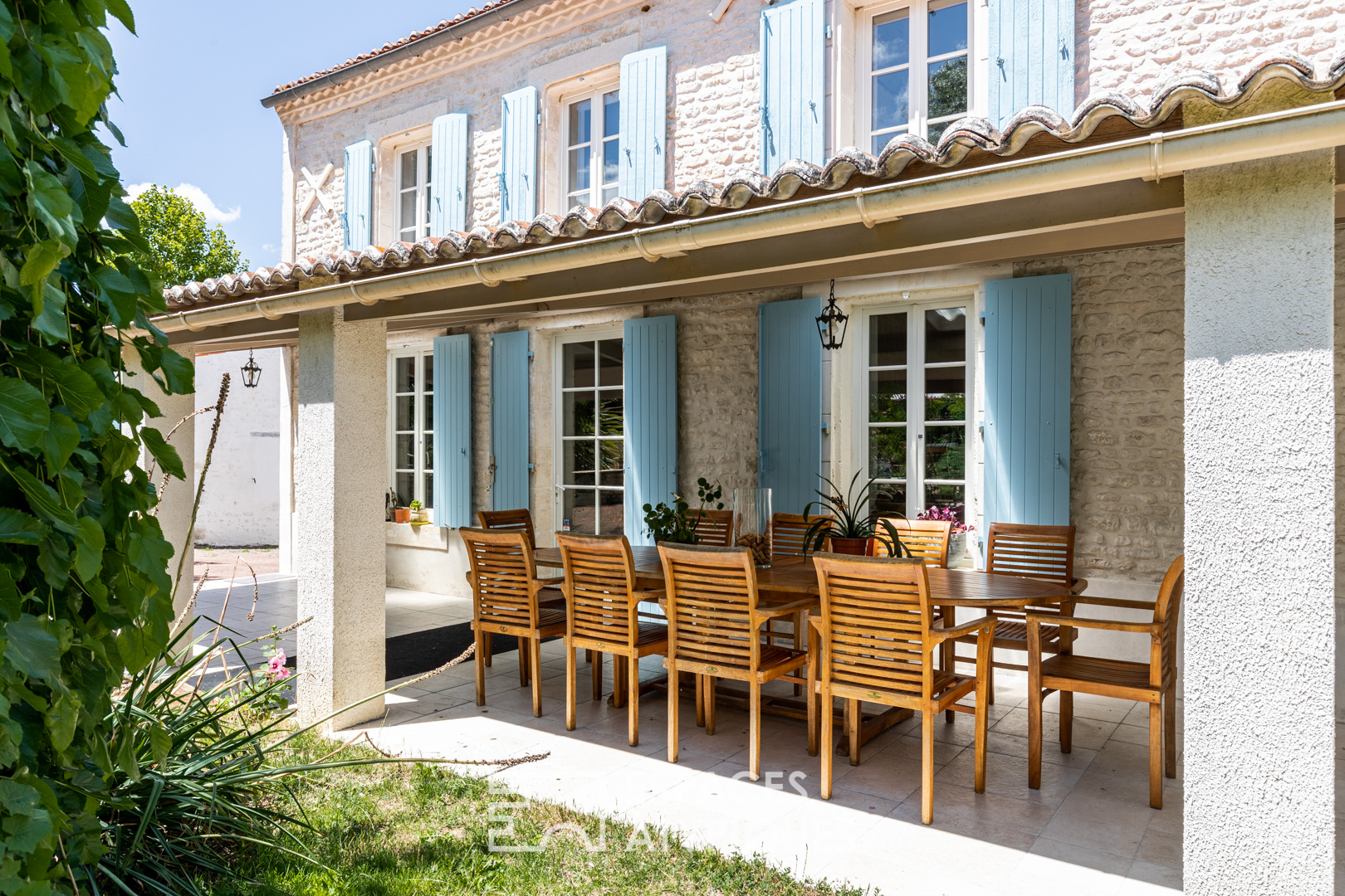 Charentaise de charme au jardin paysagé