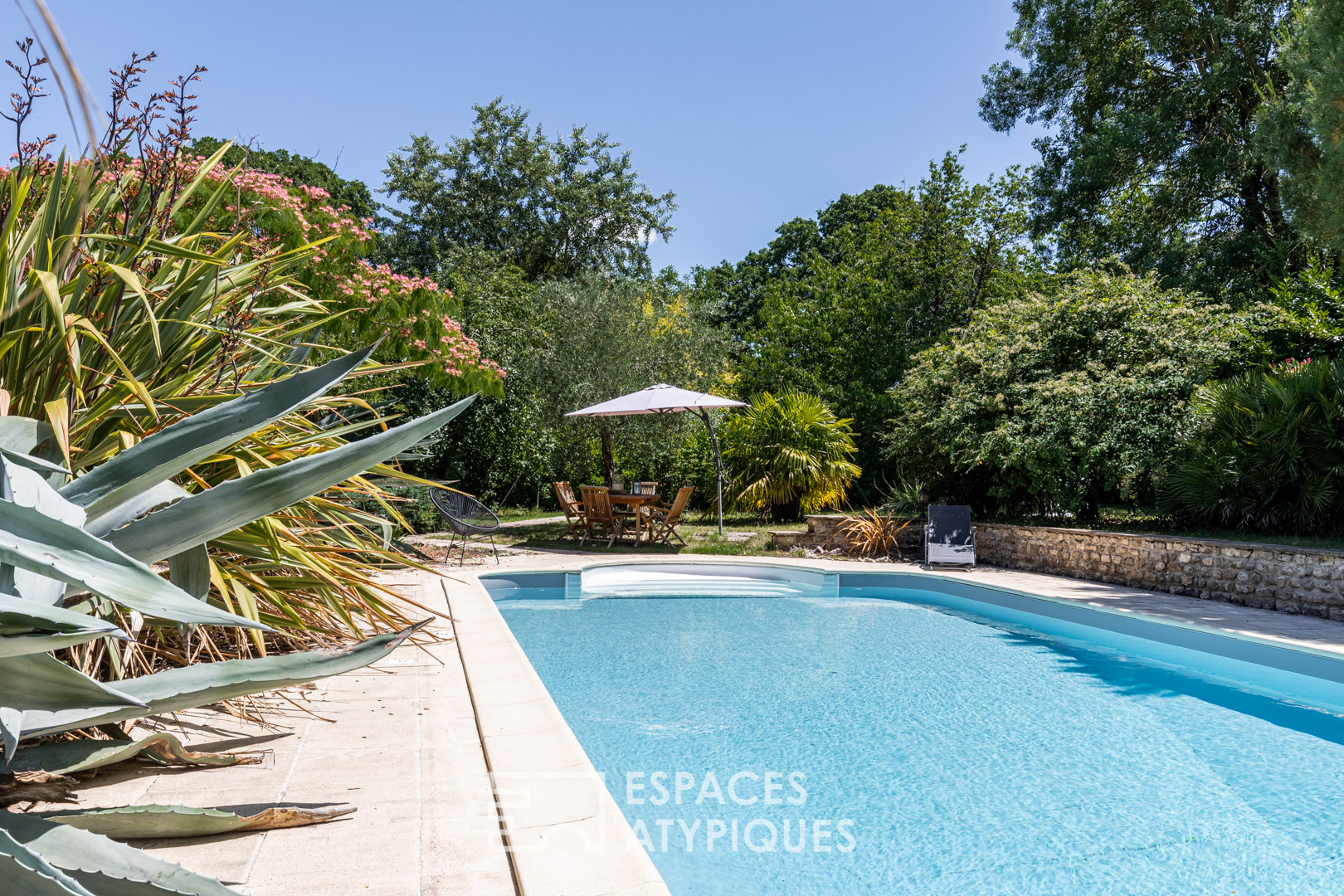 Charentaise de charme au jardin paysagé