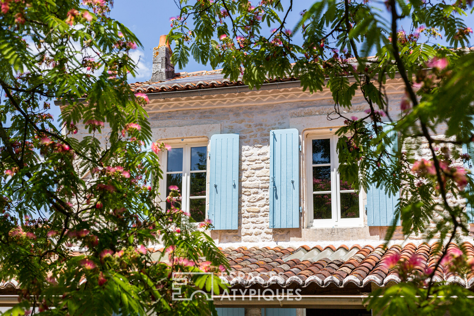 Charentaise de charme au jardin paysagé