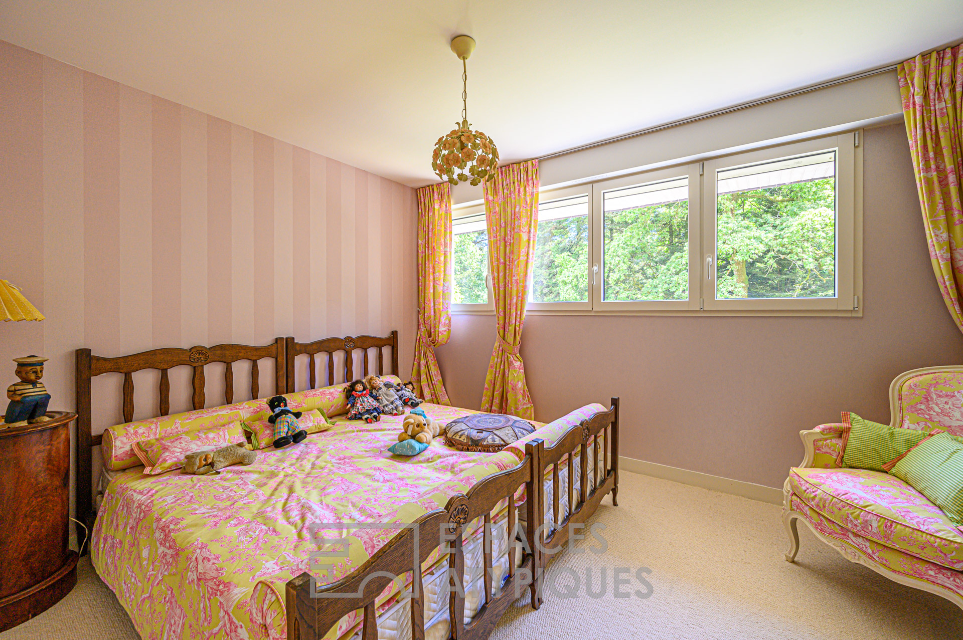 Maison familiale avec piscine au coeur d’un parc