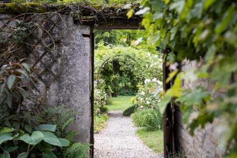 La belle en pierre dans un jardin aux 1000 essences