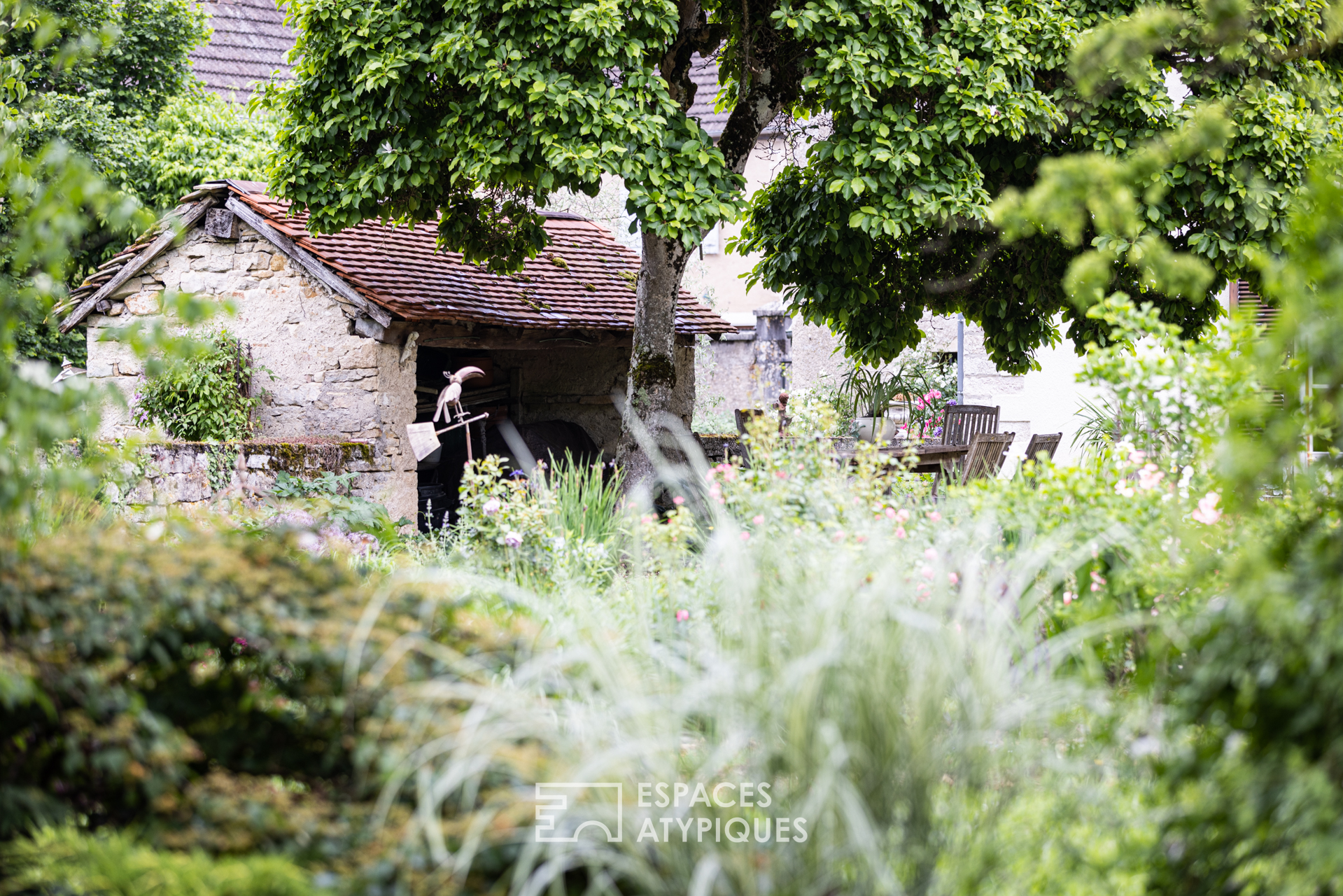 La belle en pierre dans un jardin aux 1000 essences