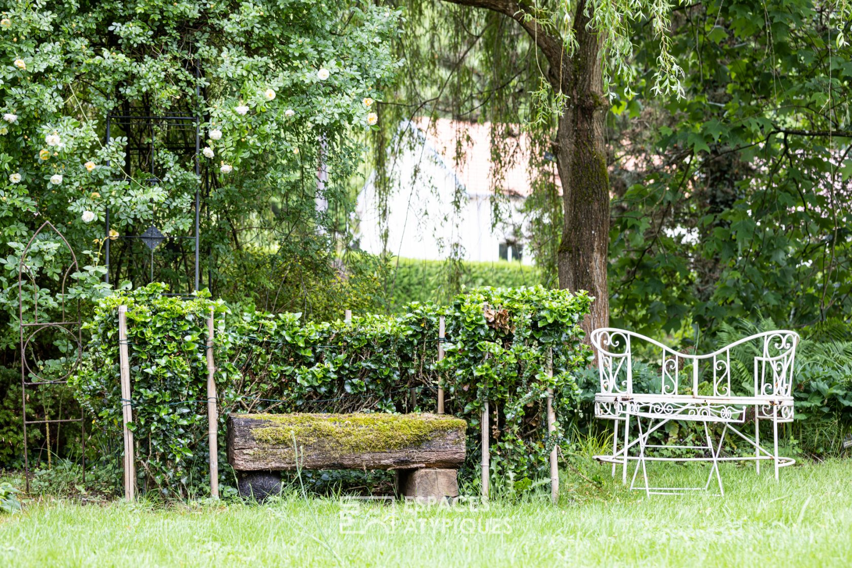 La belle en pierre dans un jardin aux 1000 essences