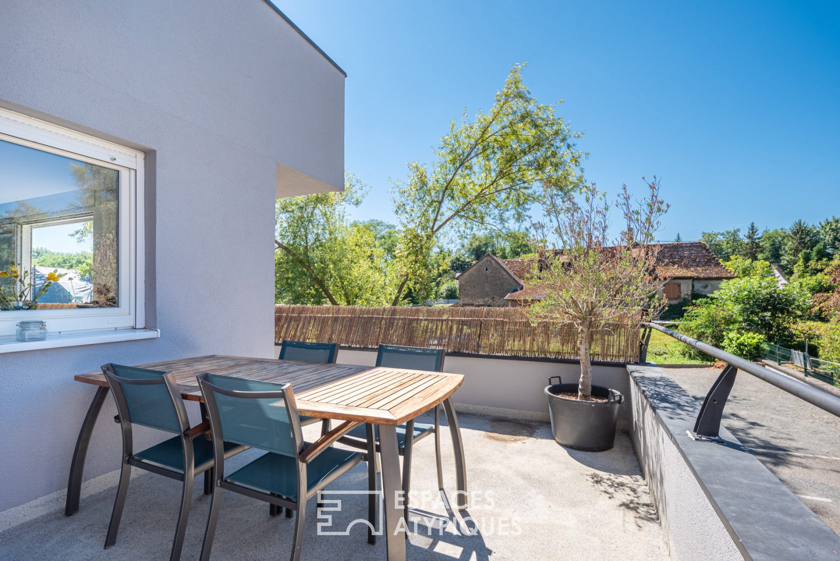 Contemporary flat with terrace