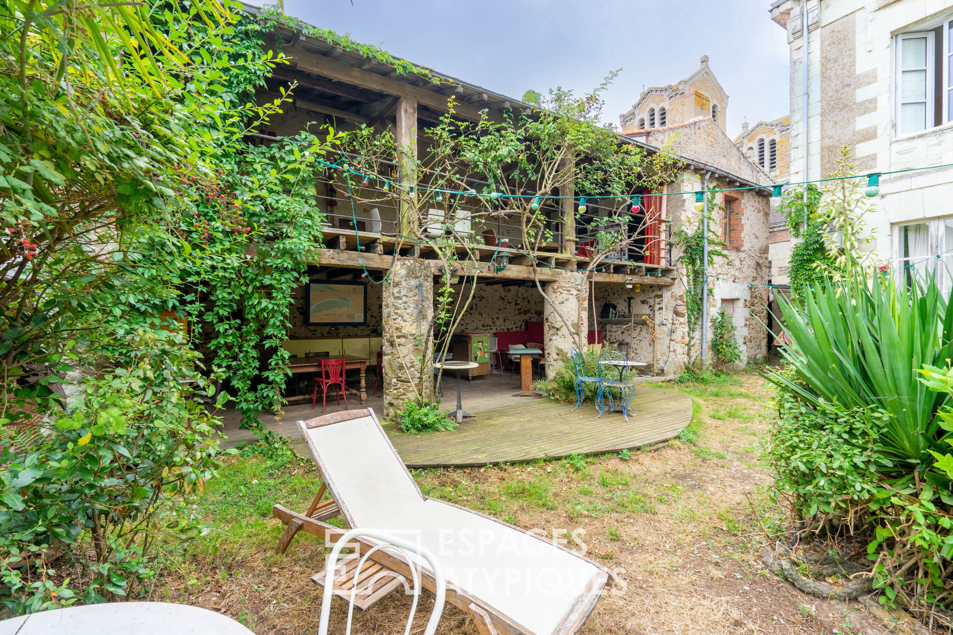 Ancien presbytère et ses dépendances autour d’un jardin paysagé