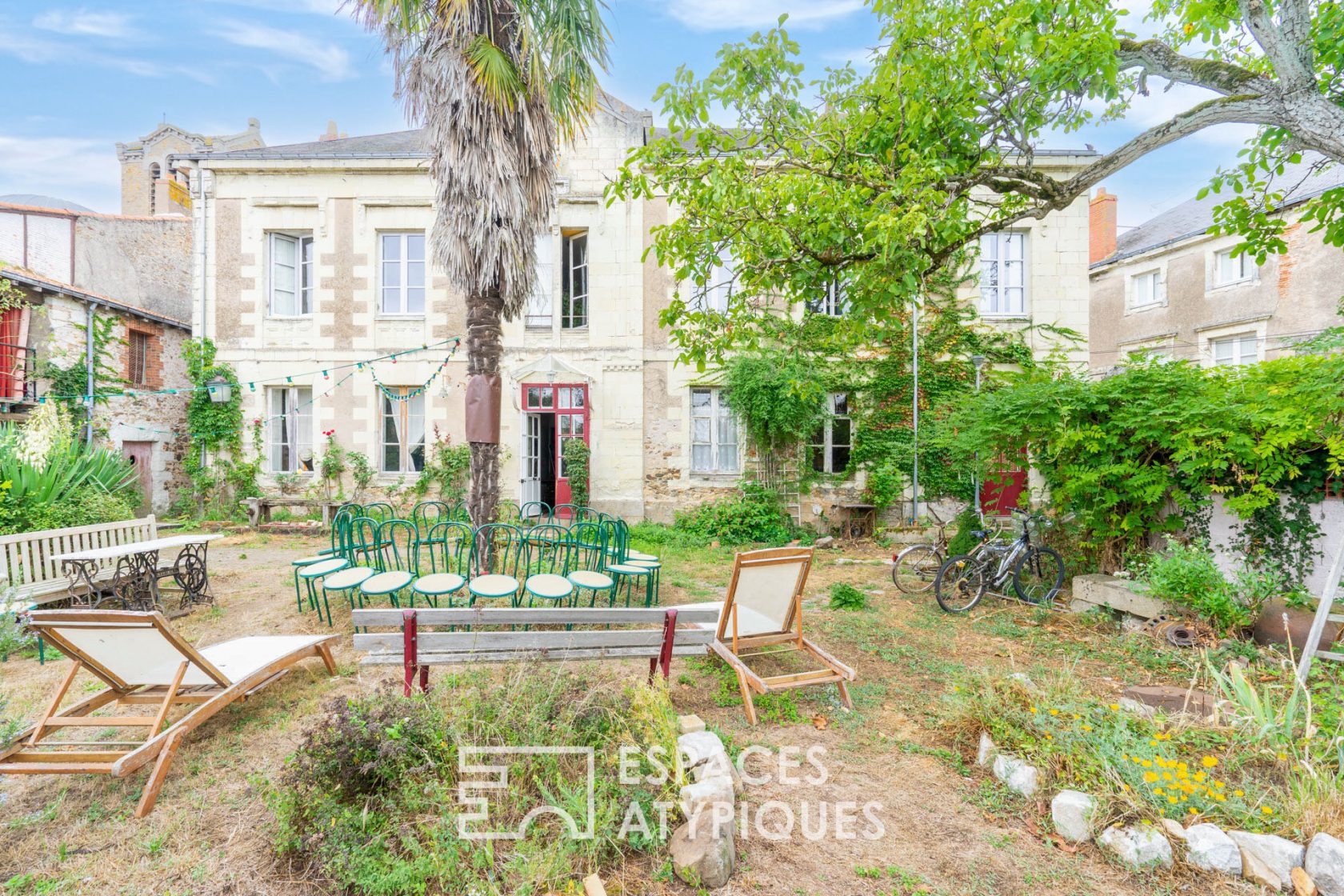 Ancien presbytère et ses dépendances autour d’un jardin paysagé
