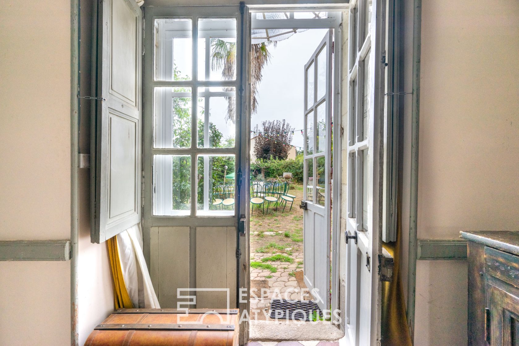 Ancien presbytère et ses dépendances autour d’un jardin paysagé