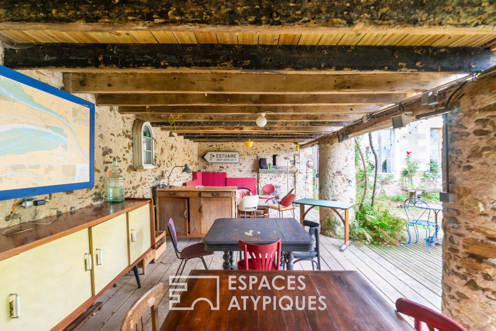 Ancien presbytère et ses dépendances autour d’un jardin paysagé