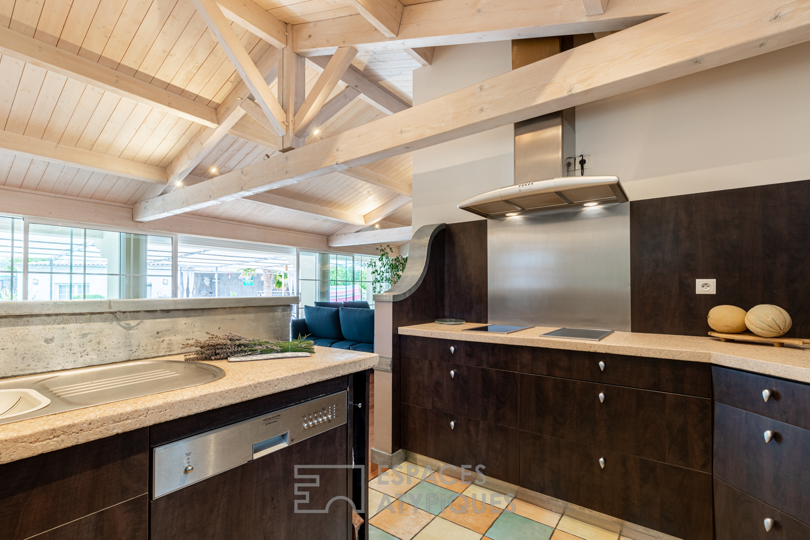 Vast contemporary in a privileged residence