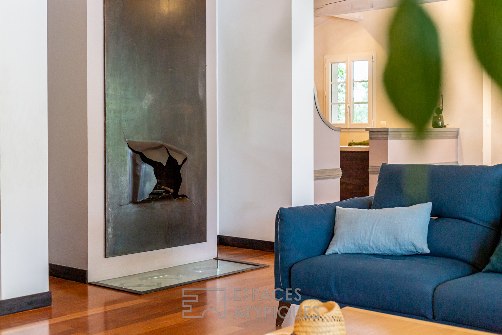 Vast contemporary in a privileged residence