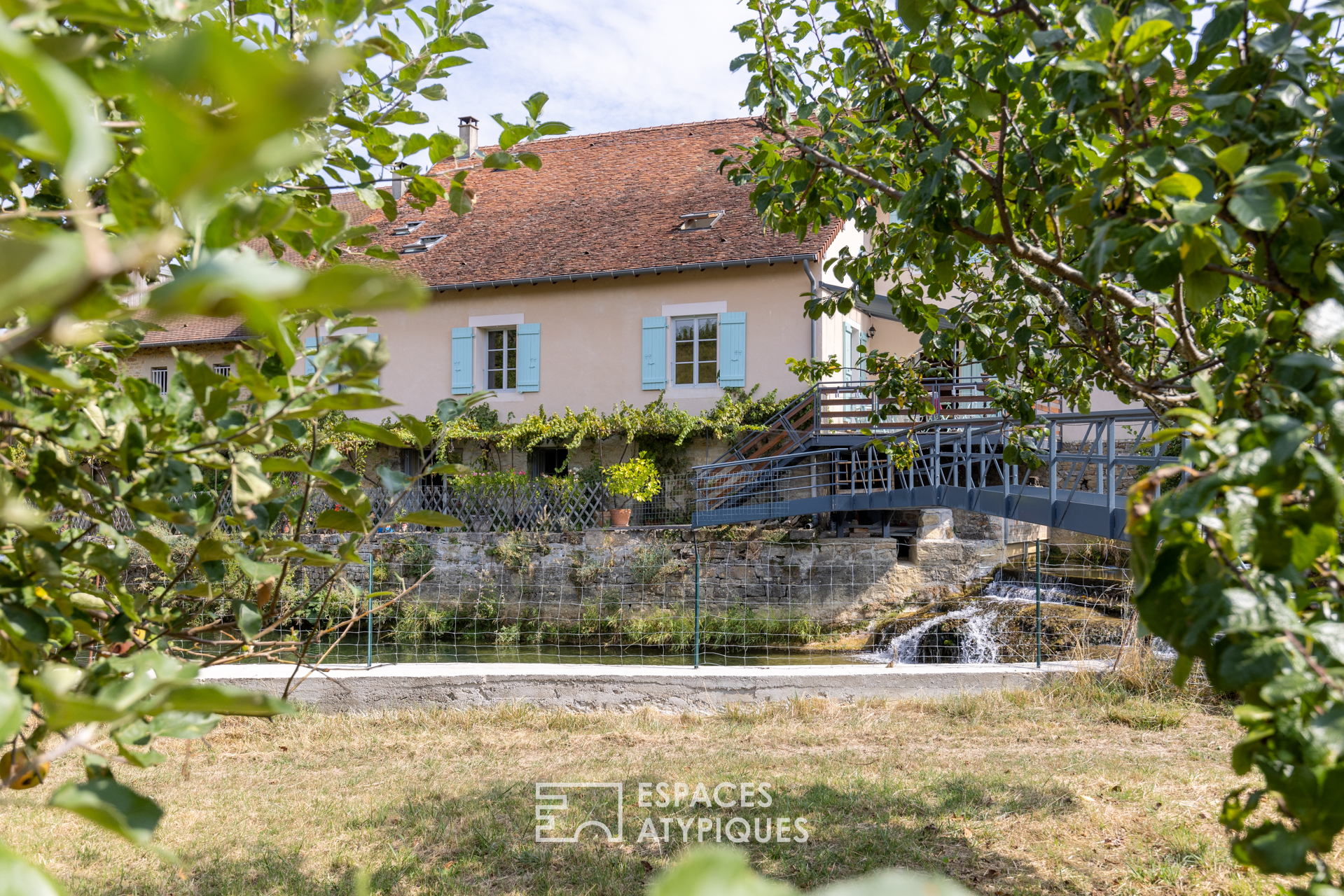 Moulin du XVIIIe siècle réhabilité et niché au cœur du vignoble du Jura