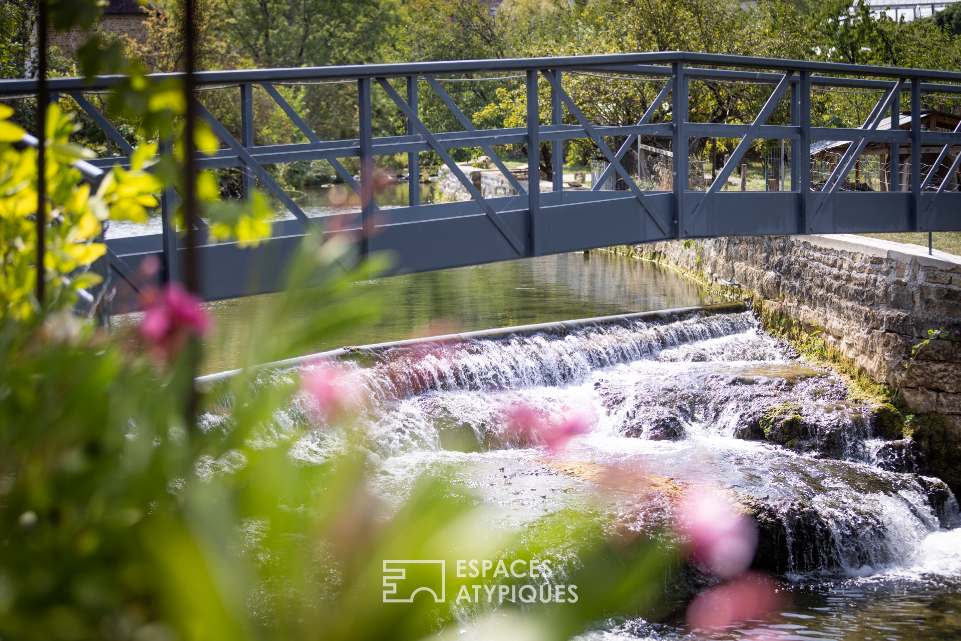 Moulin du XVIIIe siècle réhabilité et niché au cœur du vignoble du Jura