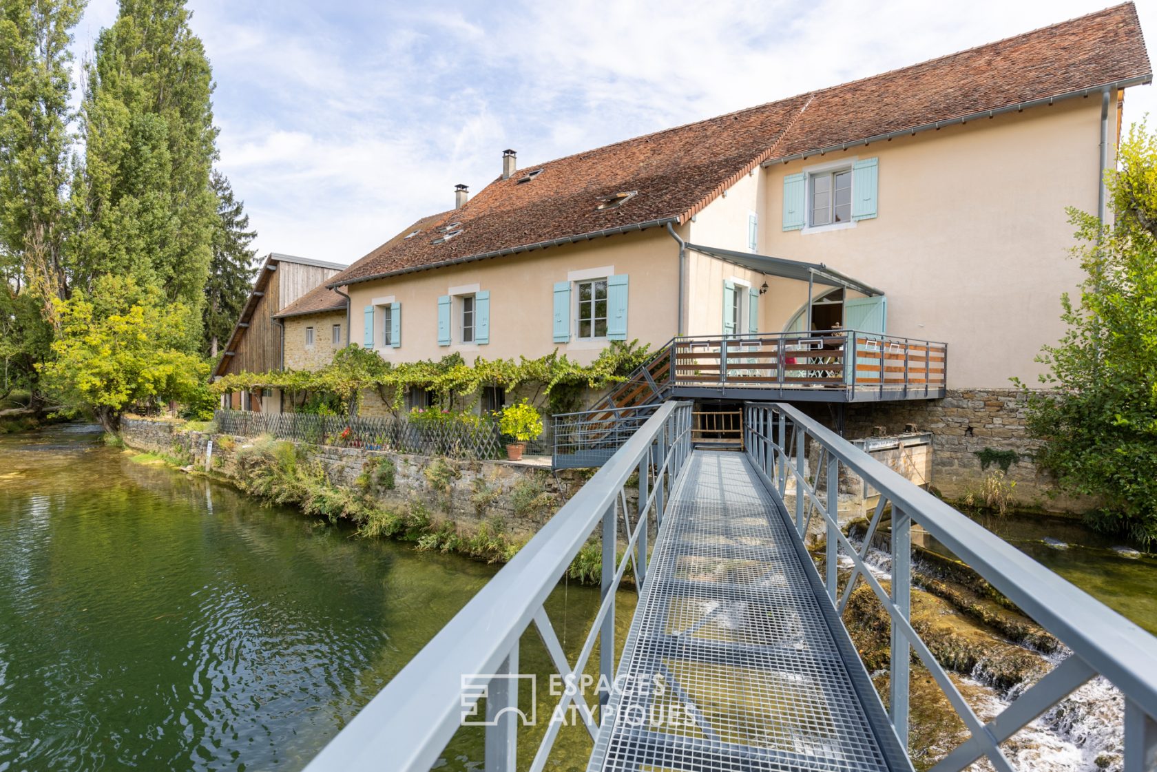 Moulin du XVIIIe siècle réhabilité et niché au cœur du vignoble du Jura