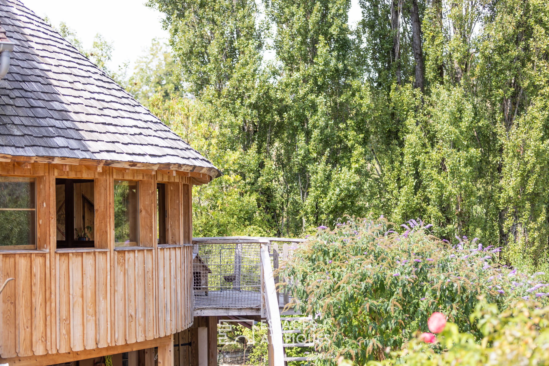 Moulin du XVIIIe siècle réhabilité et niché au cœur du vignoble du Jura