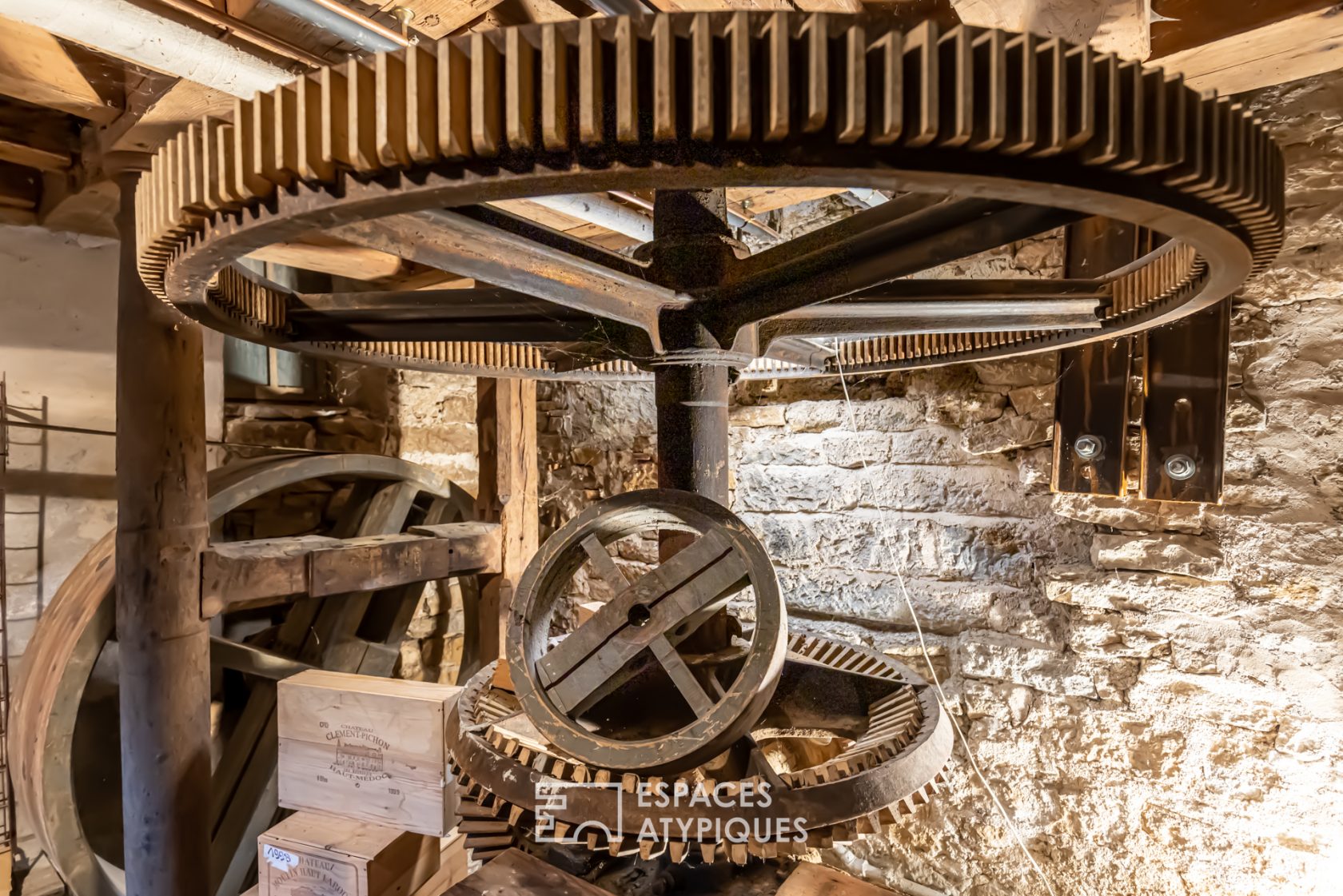Moulin du XVIIIe siècle réhabilité et niché au cœur du vignoble du Jura