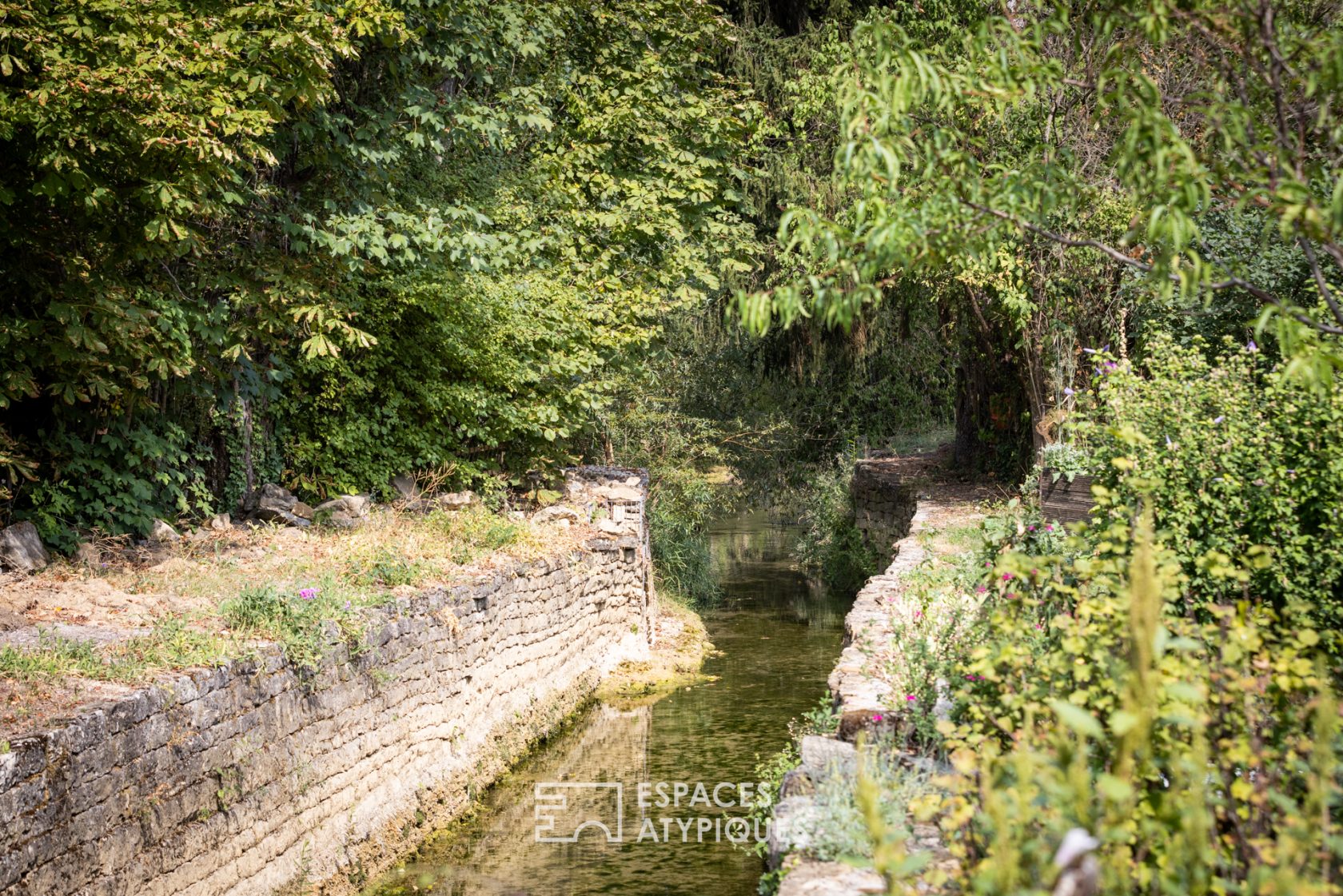 Moulin du XVIIIe siècle réhabilité et niché au cœur du vignoble du Jura