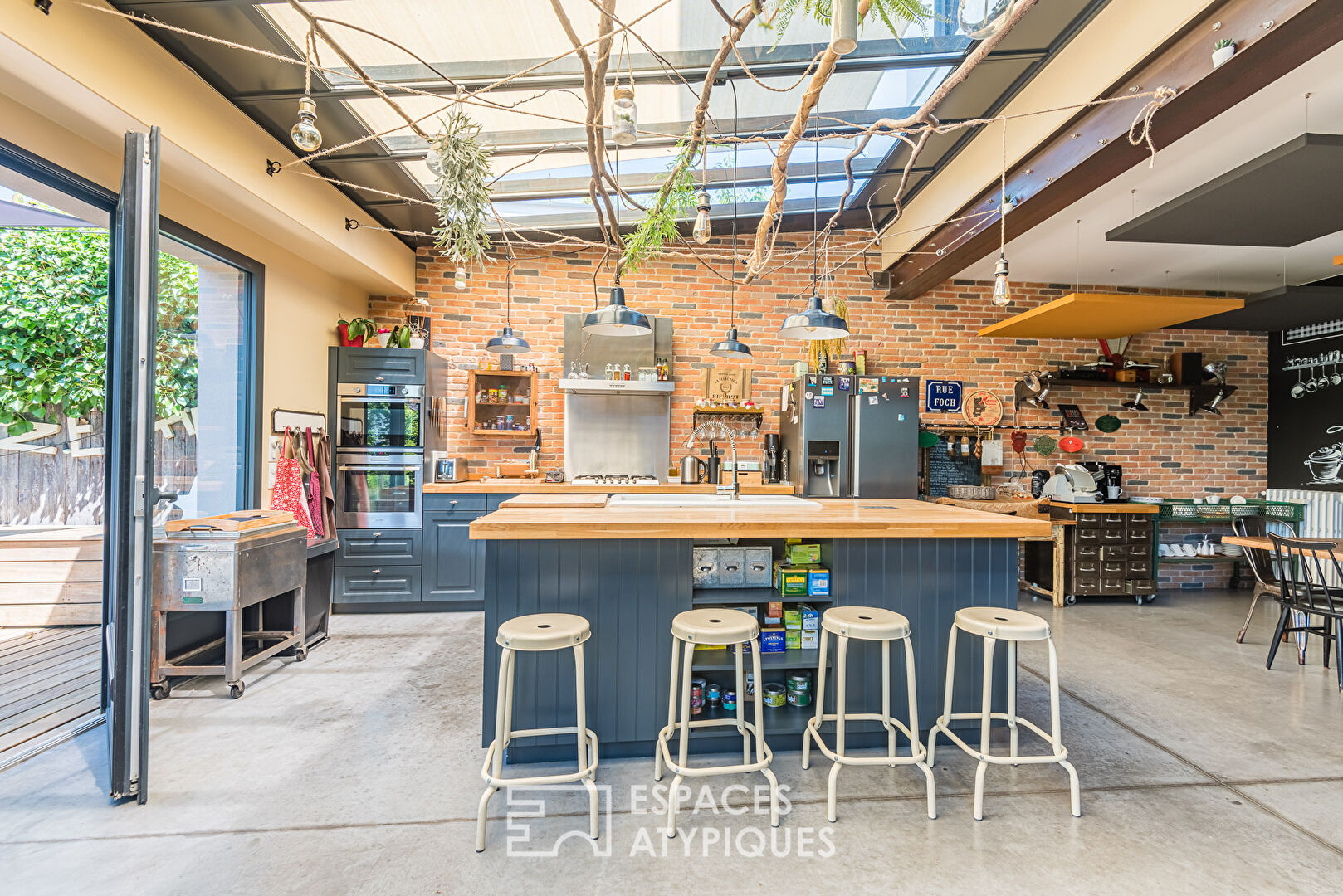 Charming renovated townhouse with swimming pool and large garden