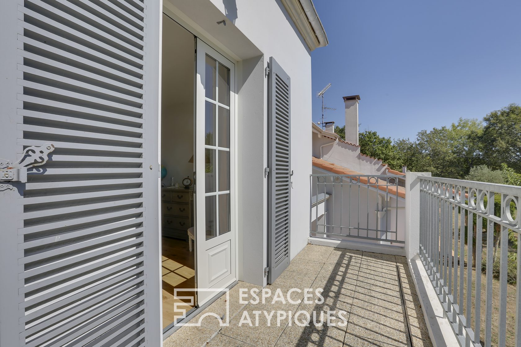 Equestrian property with contemporary looks