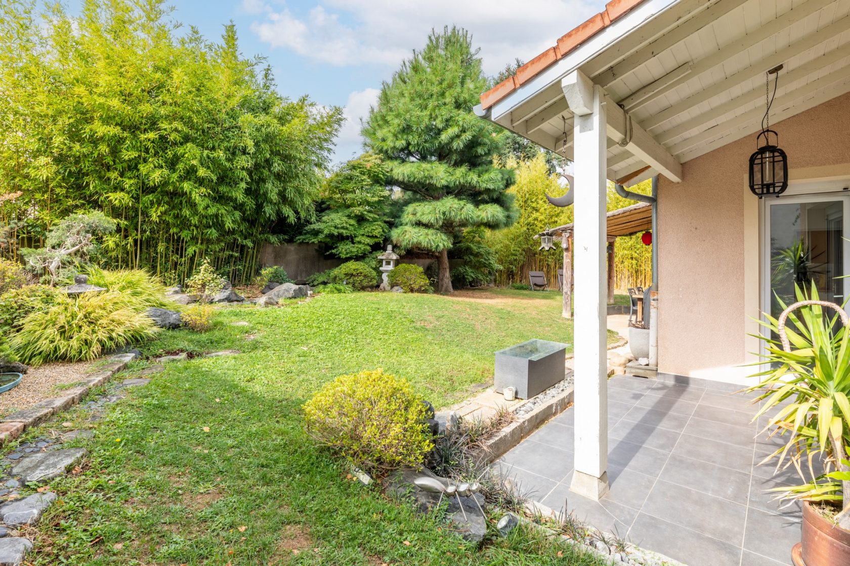 House and its garden at the end of a dead end