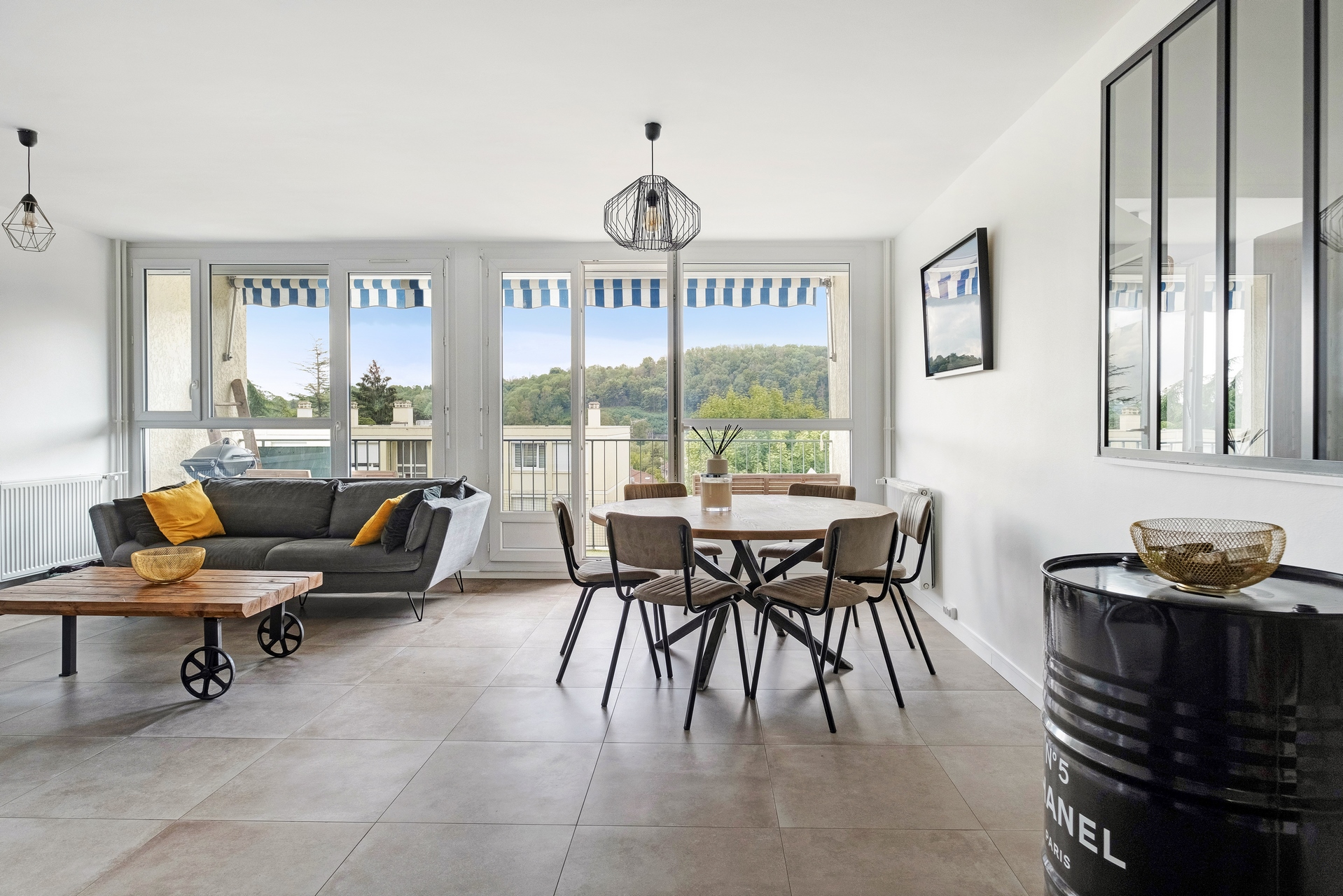 Appartement rénové contemporain avec balcon