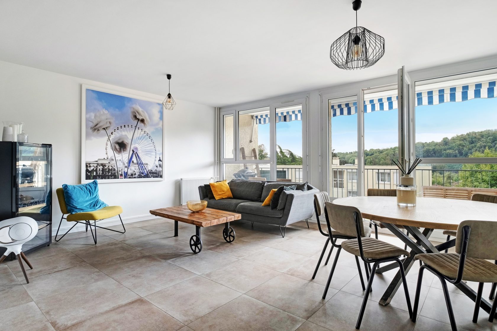 Appartement rénové contemporain avec balcon