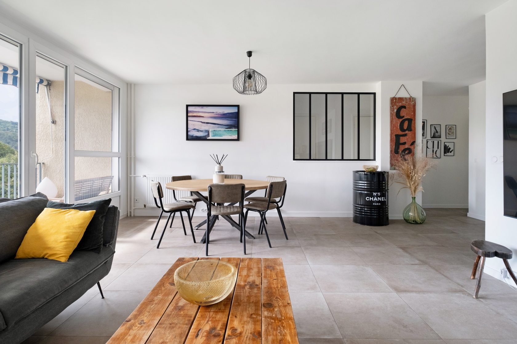 Appartement rénové contemporain avec balcon