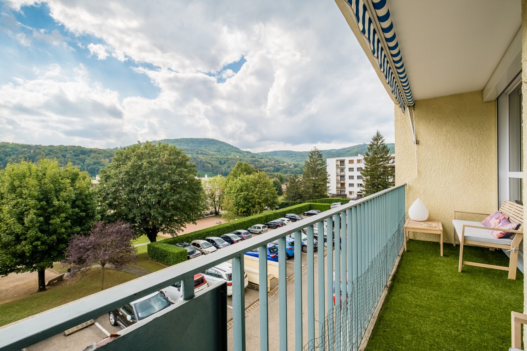 Appartement rénové contemporain avec balcon