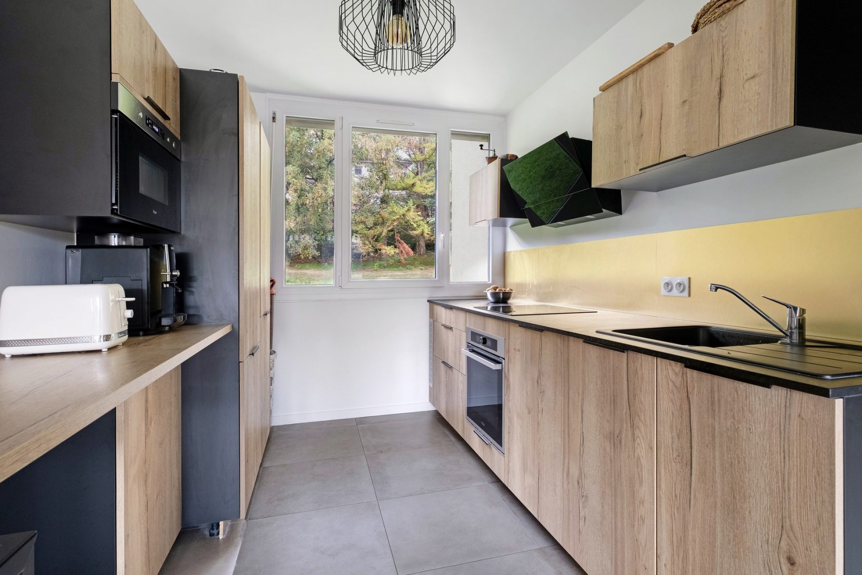 Appartement rénové contemporain avec balcon