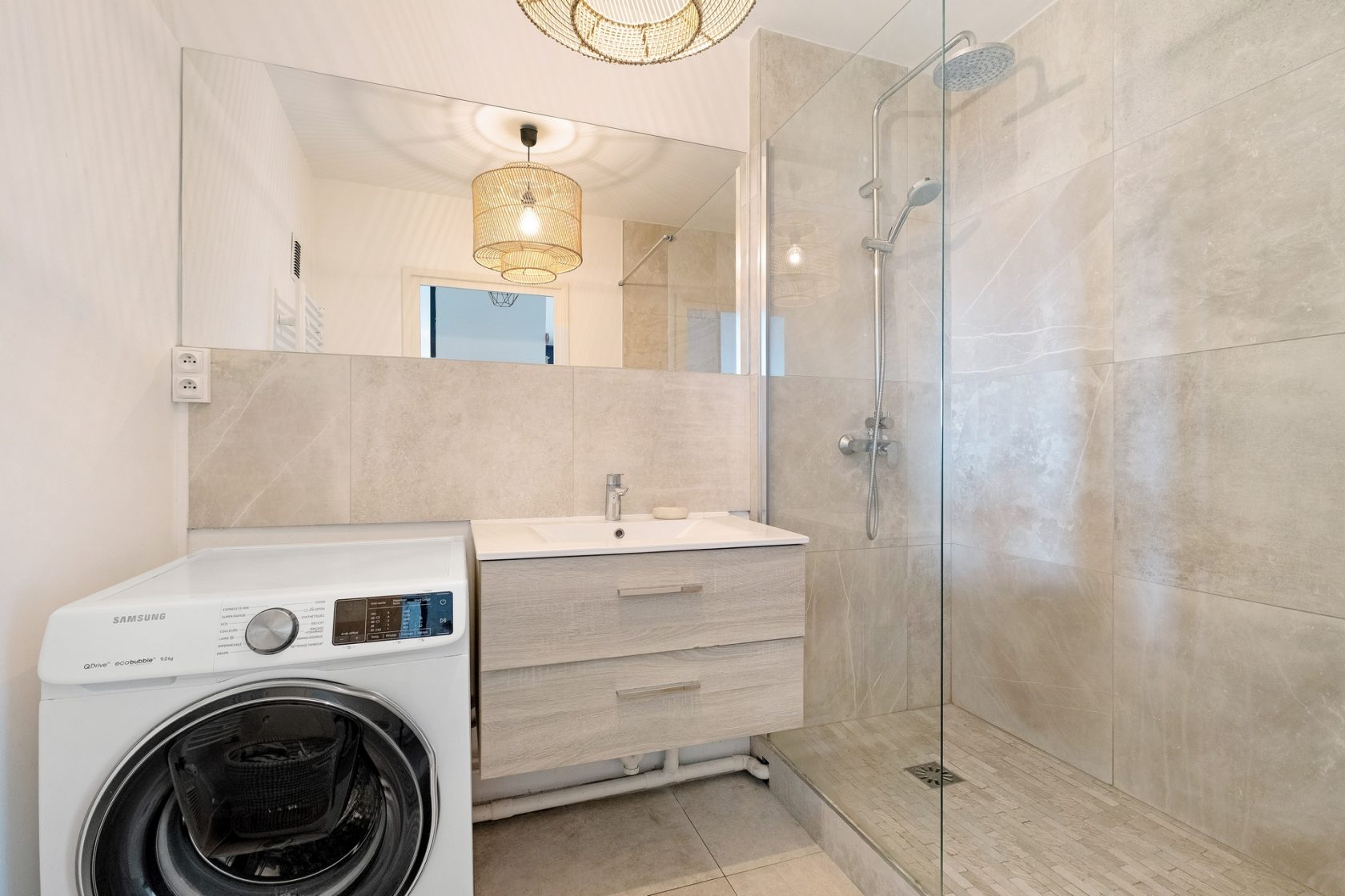 Appartement rénové contemporain avec balcon