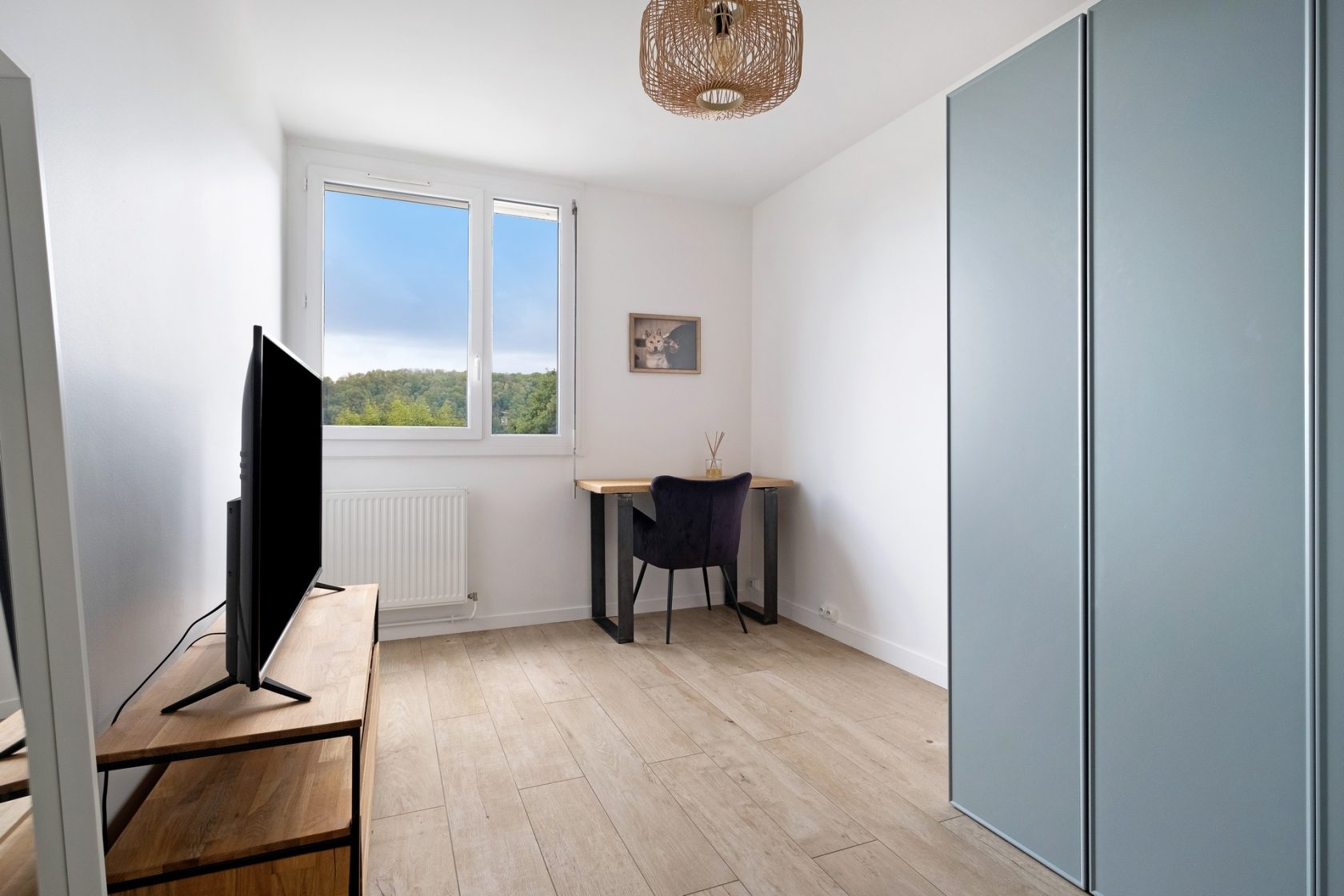 Appartement rénové contemporain avec balcon