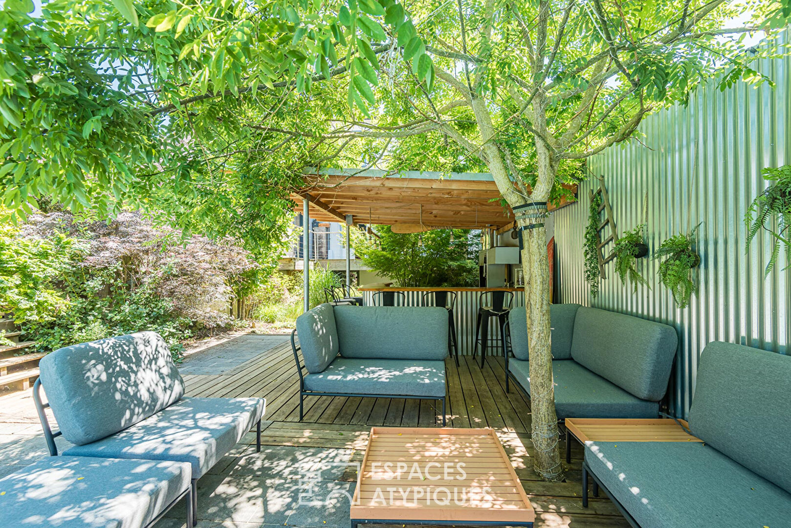 Charming renovated townhouse with swimming pool and large garden