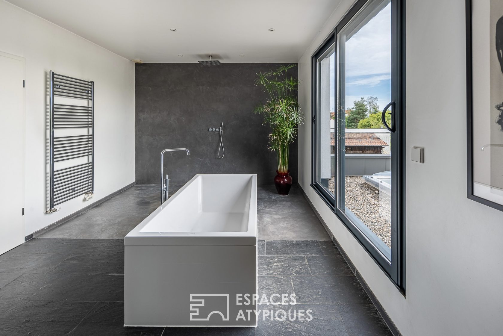 Contemporary villa with swimming pool