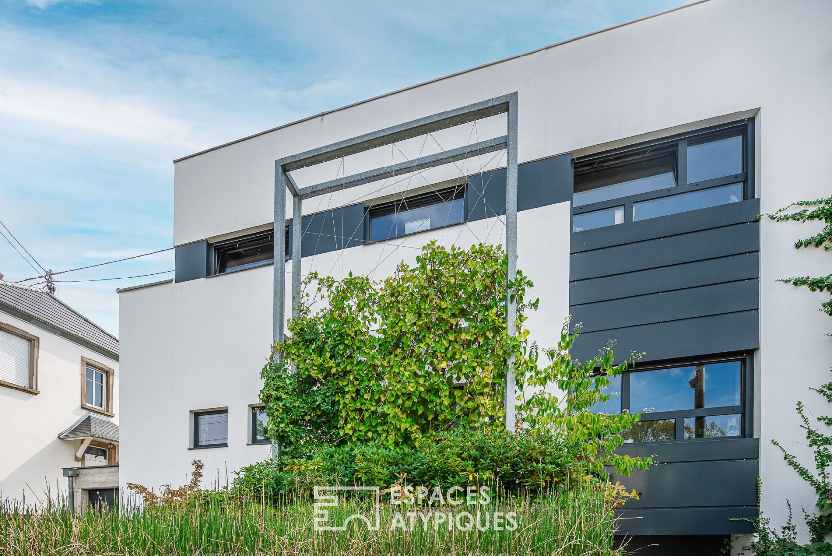 Contemporary villa with swimming pool