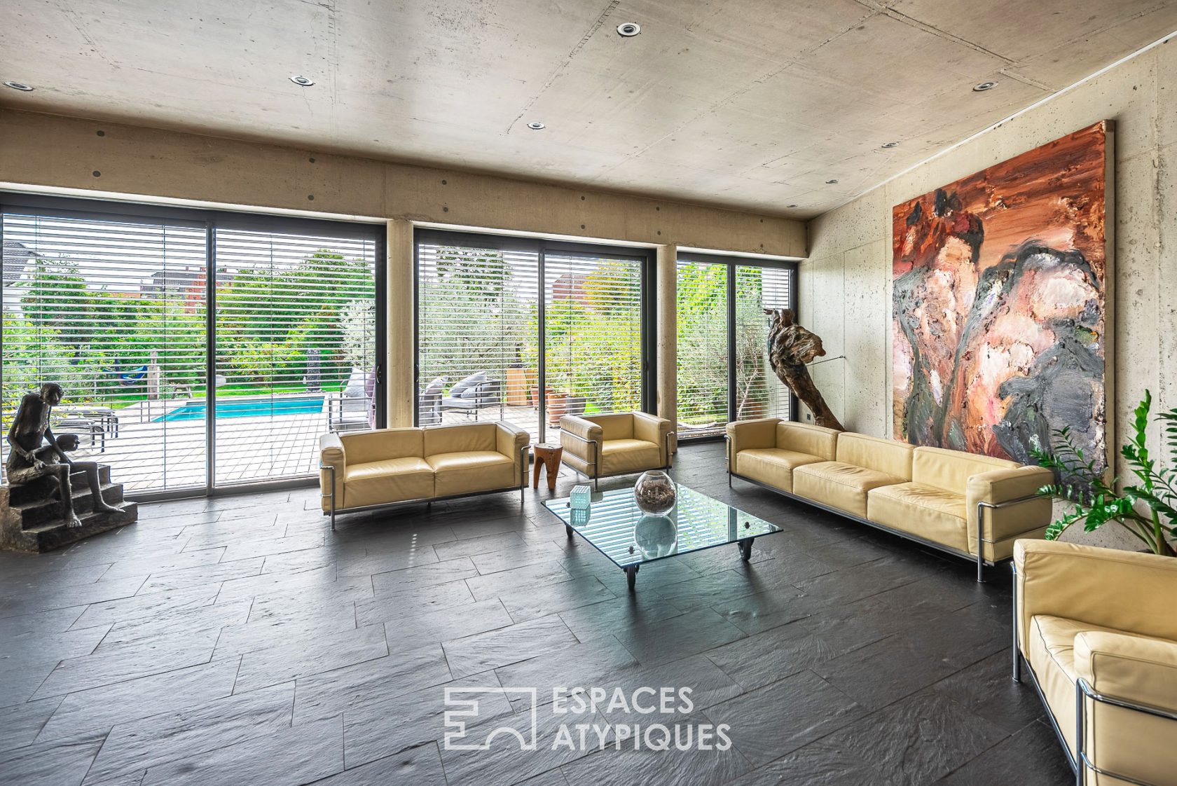 Contemporary villa with swimming pool
