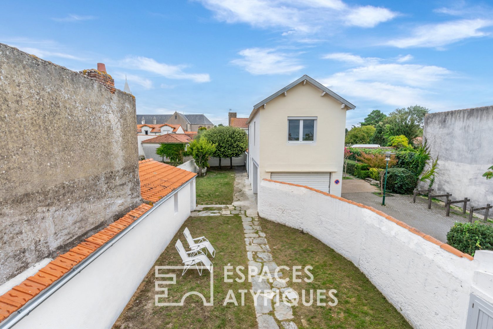 L’alliance de l’ancien et du contemporain avec petite vue mer